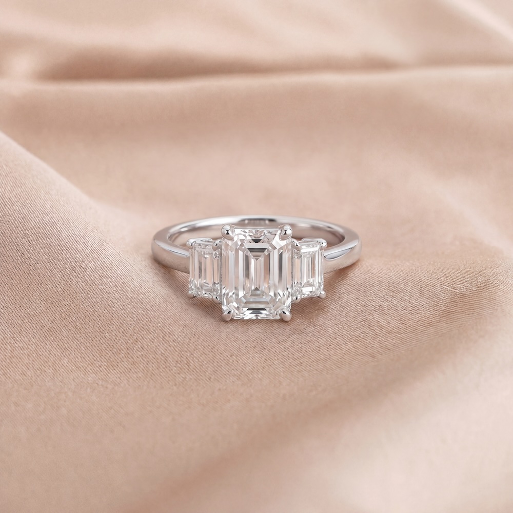 emerald-diamond-engagement-ring-in-18k-white-gold-1-5ct-centre