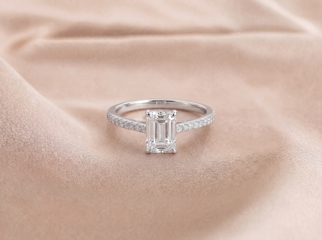 emerald-diamond-engagement-ring-in-18k-white-gold-1-09ct-centre