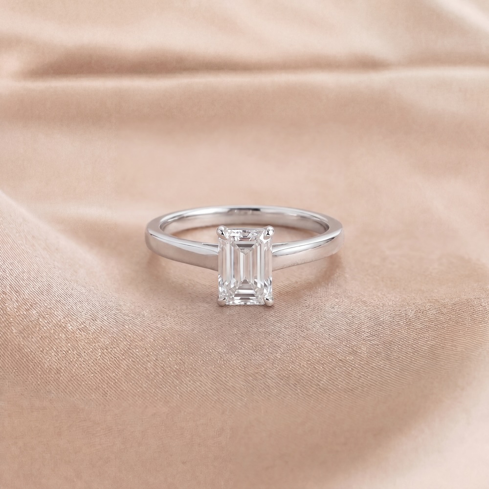 emerald-diamond-engagement-ring-in-18k-white-gold-1-08ct-centre