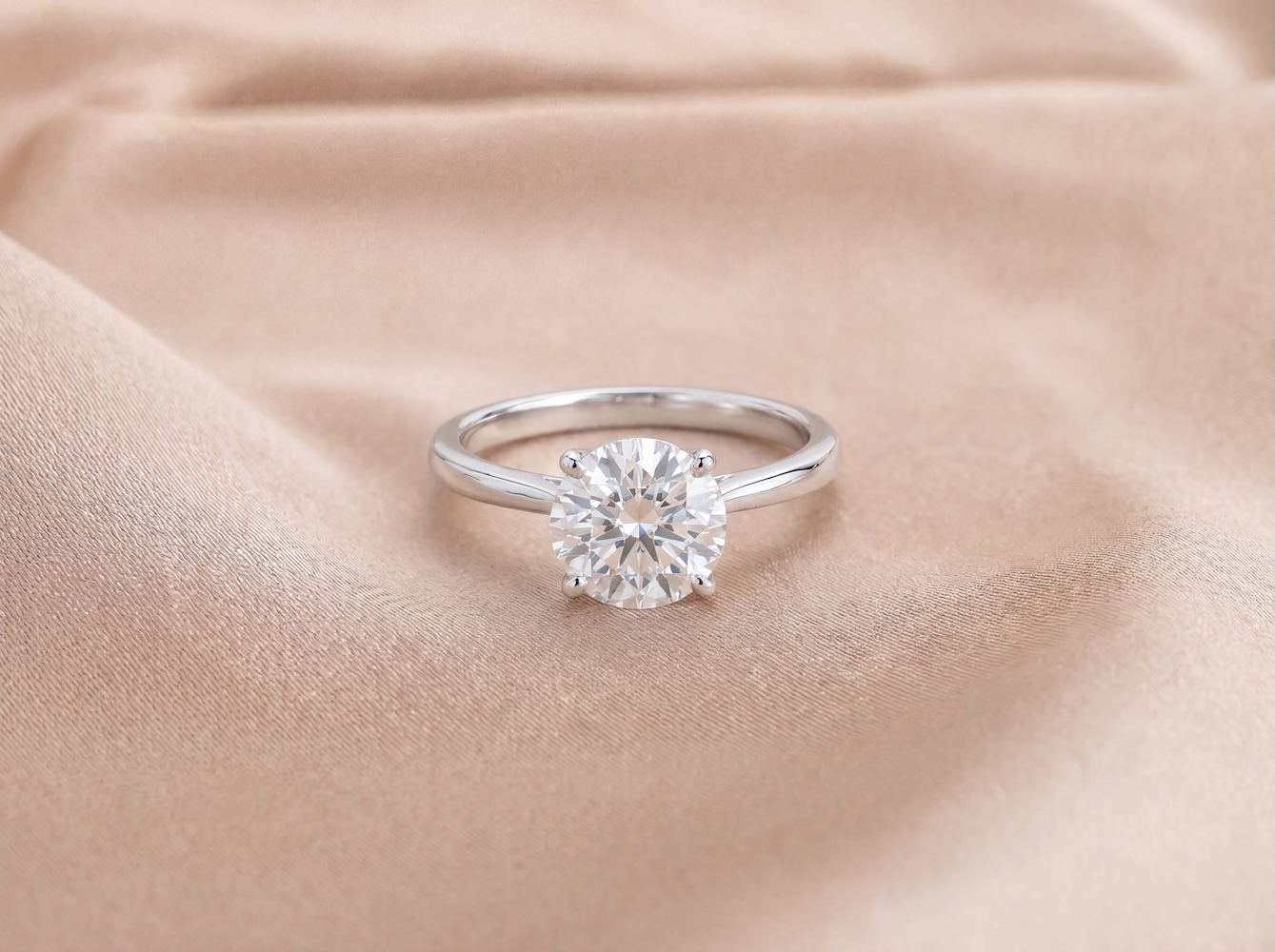 round-brilliant-diamond-engagement-ring-in-18k-white-gold-1-07ct-centre