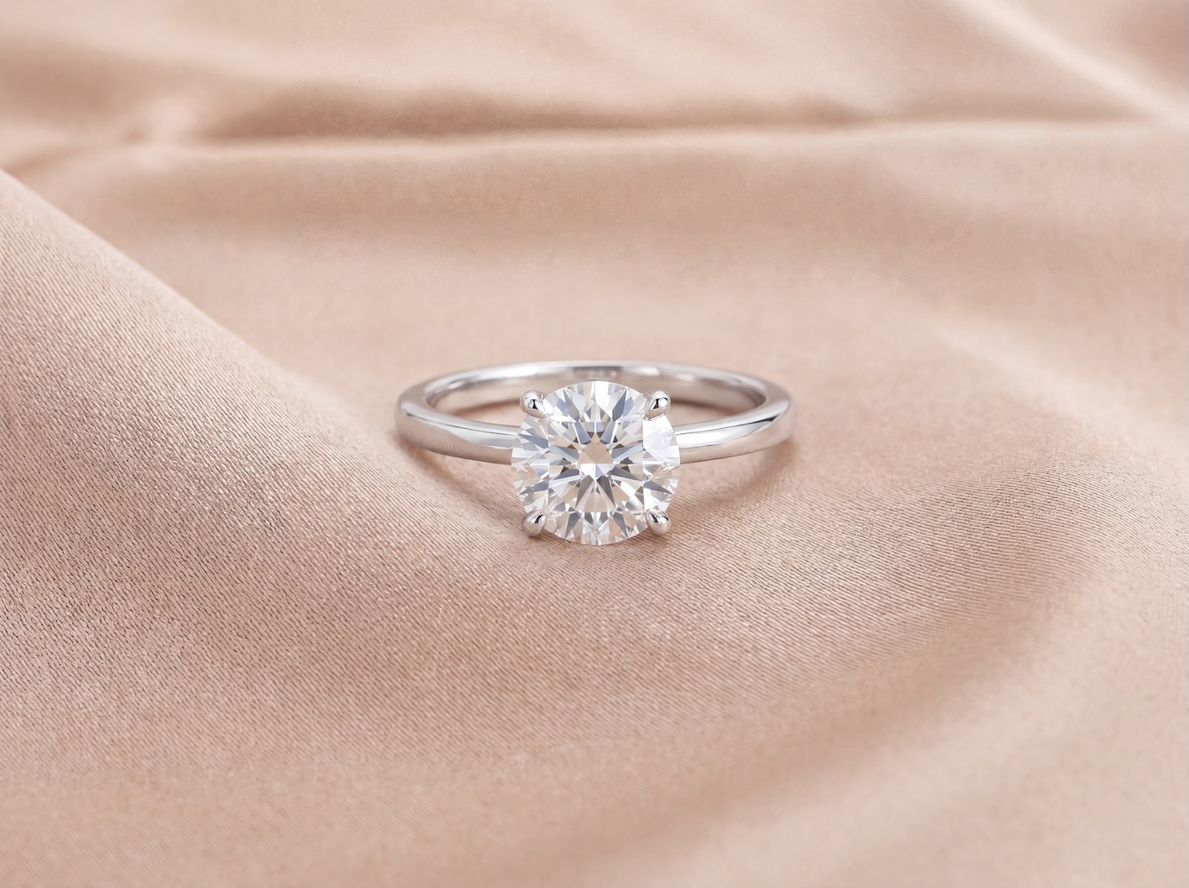round-brilliant-diamond-engagement-ring-in-18k-white-gold-1-51ct-centre
