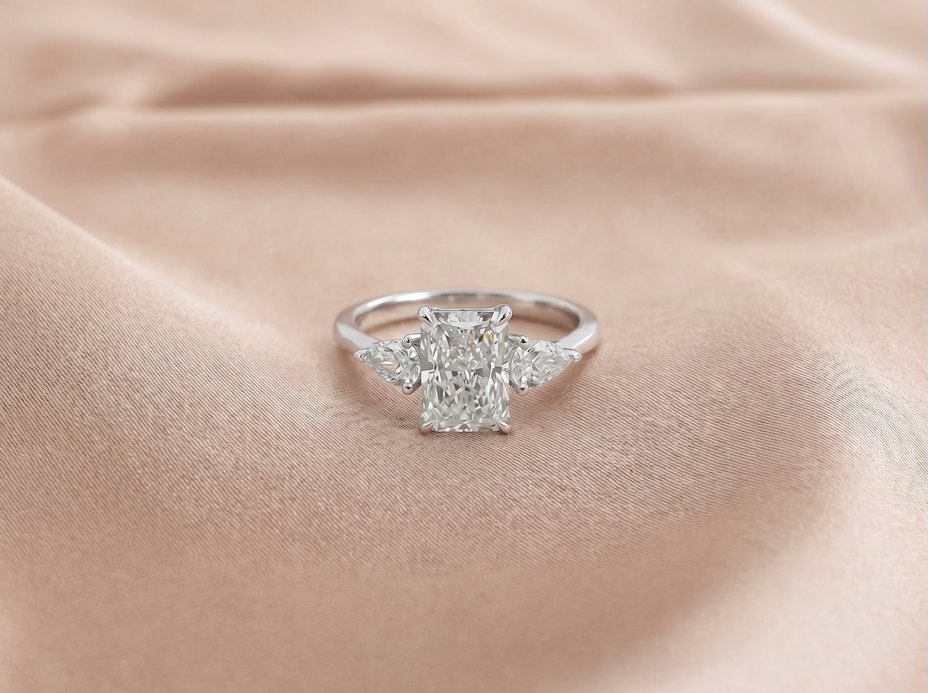 radiant-diamond-engagement-ring-in-18k-white-gold-2-07ct-centre